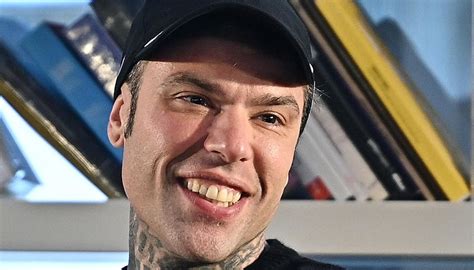 ceo versace fedez|Fedez annuncia di essere il nuovo Ceo di Versace, ma poi svela .